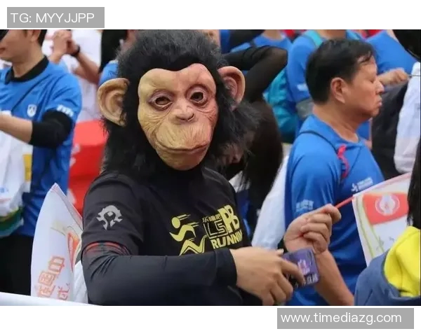 足球场上的笑脸明星男孩展现激情与魅力的完美瞬间