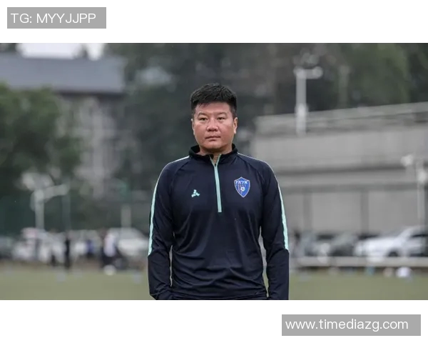 足球明星因场上失误遭教练严厉惩罚引发热议球迷纷纷讨论其职业生涯未来